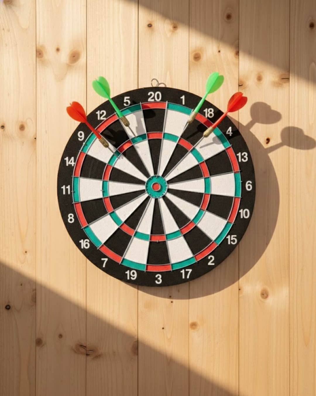 15 İnç Dart Tahtası 4 Metal Uçlu Dart Oku Dayanıklı Ahşap Gövde